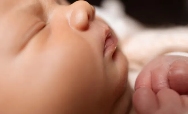 Photographe professionnelle séance photo nouveau né avec emmaillotage et décors en studio à Besançon, Besançon, TAILS PHOTOGRAPHIE