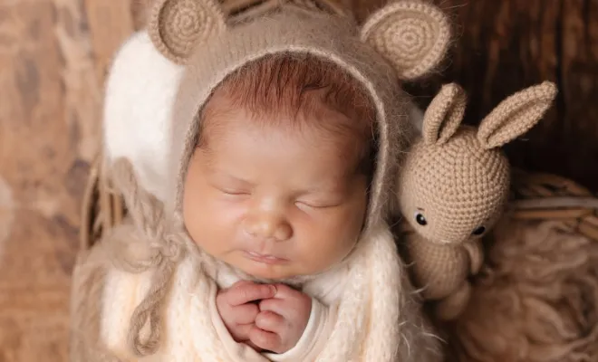 Photographe professionnelle séance photo nouveau né avec emmaillotage et décors en studio à Besançon, Besançon, TAILS PHOTOGRAPHIE