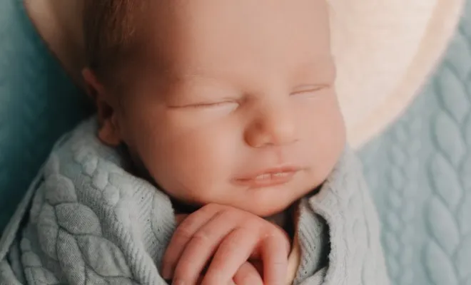 Photographe professionnelle séance photo nouveau né garçon en studio à Besançon, Besançon, TAILS PHOTOGRAPHIE