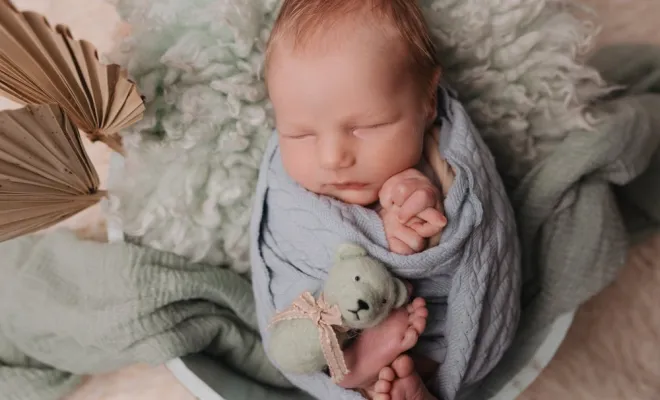 Photographe professionnelle séance photo nouveau né garçon en studio à Besançon, Besançon, TAILS PHOTOGRAPHIE