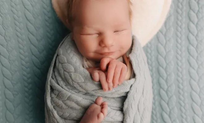 Photographe professionnelle séance photo nouveau né garçon en studio à Besançon, Besançon, TAILS PHOTOGRAPHIE