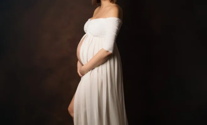 Photographe professionnelle shooting future maman en studio à Besançon, Besançon, TAILS PHOTOGRAPHIE