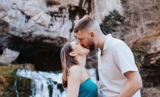 Photographe pour shooting grossesse avec cascade en Franche-Comté, Besançon, TAILS PHOTOGRAPHIE