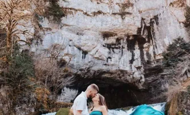 Photographe pour shooting grossesse avec cascade en Franche-Comté, Besançon, TAILS PHOTOGRAPHIE