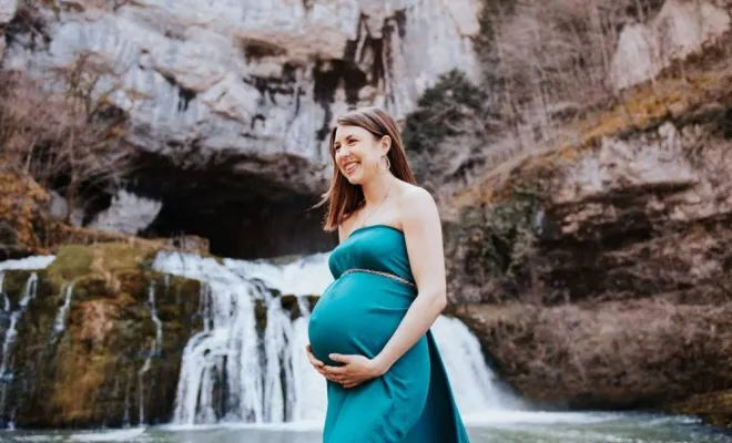 Photographe pour shooting grossesse avec cascade en Franche-Comté, Besançon, TAILS PHOTOGRAPHIE