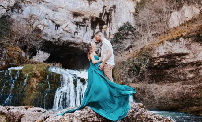 Photographe pour shooting grossesse avec cascade en Franche-Comté, Besançon, TAILS PHOTOGRAPHIE