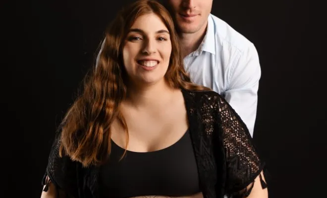 Photographe professionnelle shooting grossesse en couple en studio à Besançon, Besançon, TAILS PHOTOGRAPHIE