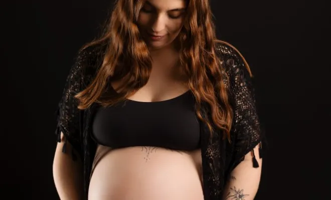 Photographe professionnelle shooting grossesse en couple en studio à Besançon, Besançon, TAILS PHOTOGRAPHIE