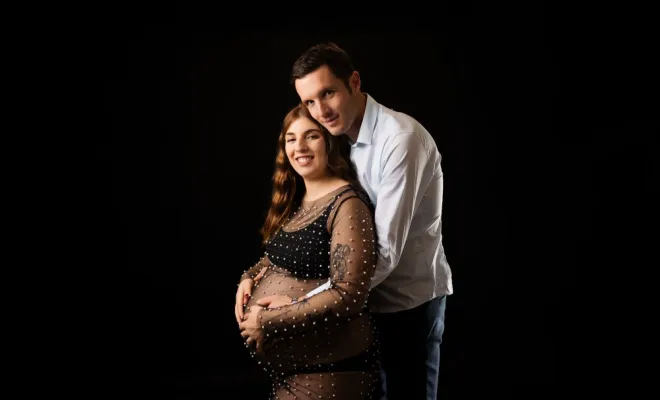 Photographe professionnelle shooting grossesse en couple en studio à Besançon, Besançon, TAILS PHOTOGRAPHIE