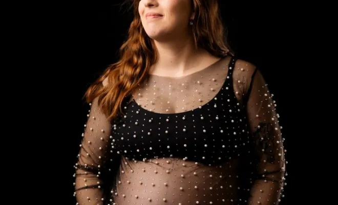 Photographe professionnelle shooting grossesse en couple en studio à Besançon, Besançon, TAILS PHOTOGRAPHIE