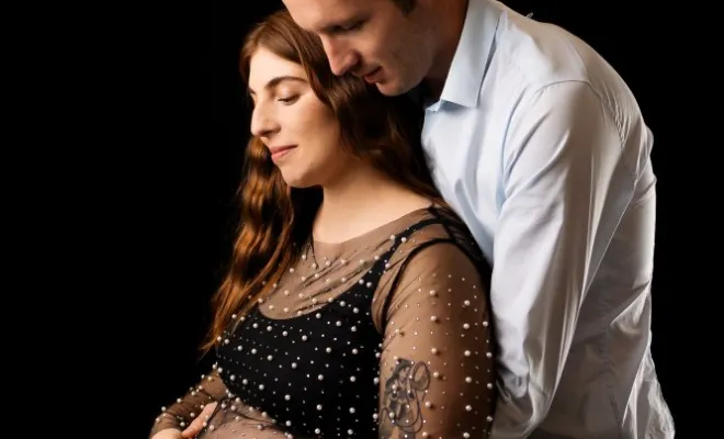 Photographe professionnelle shooting grossesse en couple en studio à Besançon, Besançon, TAILS PHOTOGRAPHIE