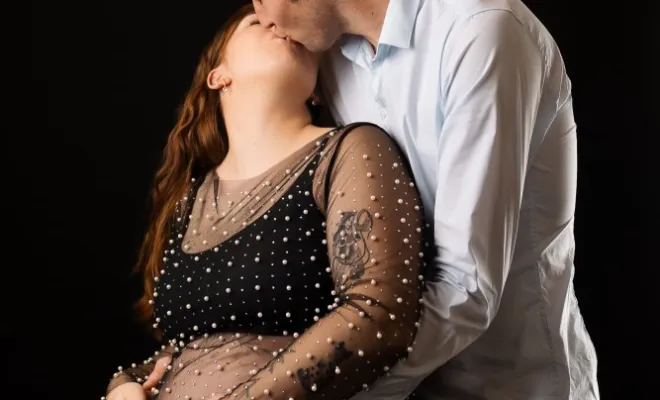 Photographe professionnelle shooting grossesse en couple en studio à Besançon, Besançon, TAILS PHOTOGRAPHIE