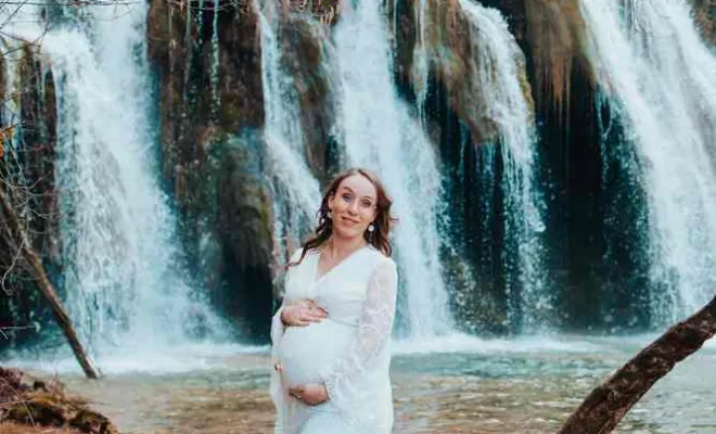 Photographe pour Shooting Grossesse en Extérieur – Cascade des Tufs à Arbois, Besançon, TAILS PHOTOGRAPHIE