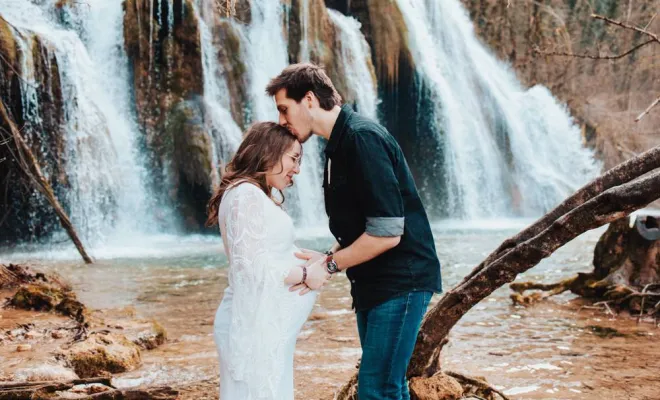 Photographe pour Shooting Grossesse en Extérieur – Cascade des Tufs à Arbois, Besançon, TAILS PHOTOGRAPHIE
