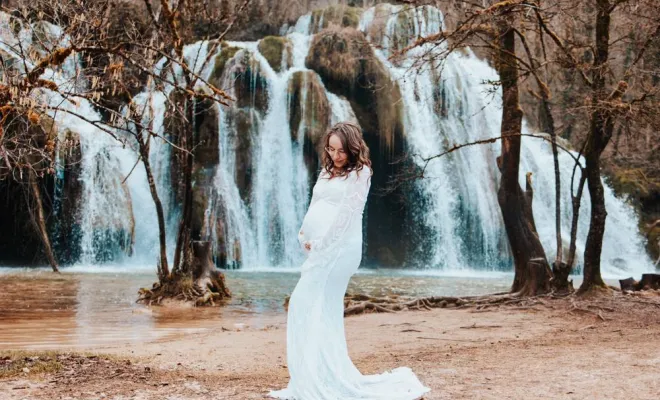 Photographe pour Shooting Grossesse en Extérieur – Cascade des Tufs à Arbois, Besançon, TAILS PHOTOGRAPHIE