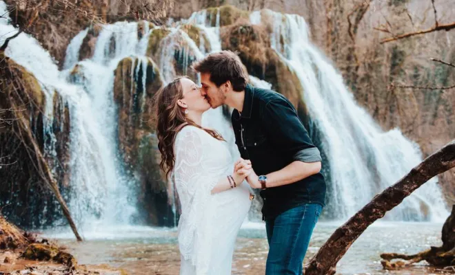 Photographe pour Shooting Grossesse en Extérieur – Cascade des Tufs à Arbois, Besançon, TAILS PHOTOGRAPHIE