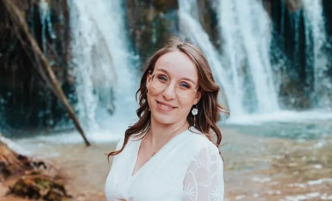 Photographe pour Shooting Grossesse en Extérieur – Cascade des Tufs à Arbois, Besançon, TAILS PHOTOGRAPHIE