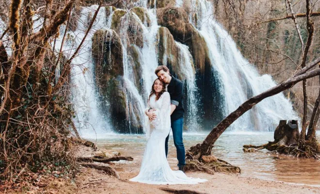 Photographe pour Shooting Grossesse en Extérieur – Cascade des Tufs à Arbois, Besançon, TAILS PHOTOGRAPHIE