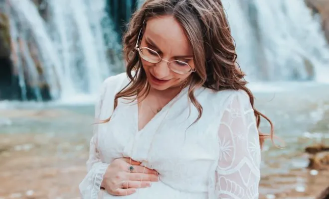 Photographe pour Shooting Grossesse en Extérieur – Cascade des Tufs à Arbois, Besançon, TAILS PHOTOGRAPHIE