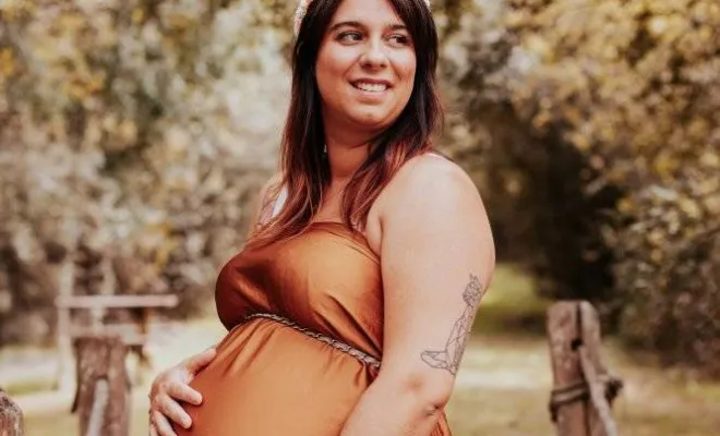 Photographe professionnelle shooting grossesse en pleine nature à Besançon, Besançon, TAILS PHOTOGRAPHIE