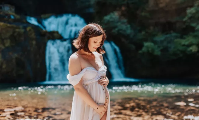 Photographe professionnelle shooting grossesse en pleine nature avec cascade en Franche-Comté, Besançon, TAILS PHOTOGRAPHIE