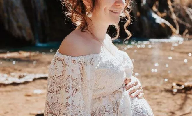 Photographe professionnelle shooting grossesse en pleine nature avec cascade en Franche-Comté, Besançon, TAILS PHOTOGRAPHIE