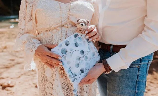 Photographe professionnelle shooting grossesse en pleine nature avec cascade en Franche-Comté, Besançon, TAILS PHOTOGRAPHIE