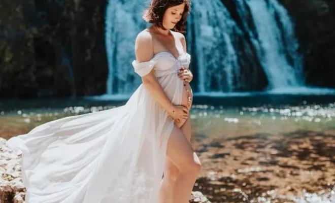 Photographe professionnelle shooting grossesse en pleine nature avec cascade en Franche-Comté, Besançon, TAILS PHOTOGRAPHIE