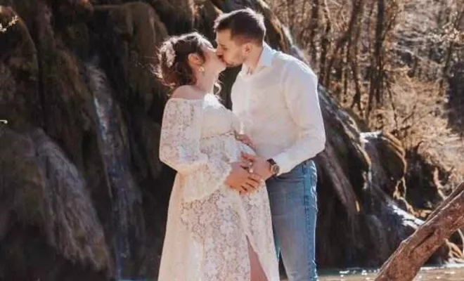 Photographe professionnelle shooting grossesse en pleine nature avec cascade en Franche-Comté, Besançon, TAILS PHOTOGRAPHIE