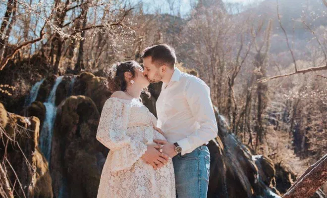 Photographe professionnelle shooting grossesse en pleine nature avec cascade en Franche-Comté, Besançon, TAILS PHOTOGRAPHIE