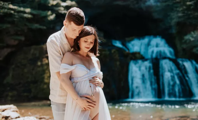 Photographe professionnelle shooting grossesse en pleine nature avec cascade en Franche-Comté, Besançon, TAILS PHOTOGRAPHIE