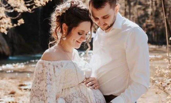 Photographe professionnelle shooting grossesse en pleine nature avec cascade en Franche-Comté, Besançon, TAILS PHOTOGRAPHIE