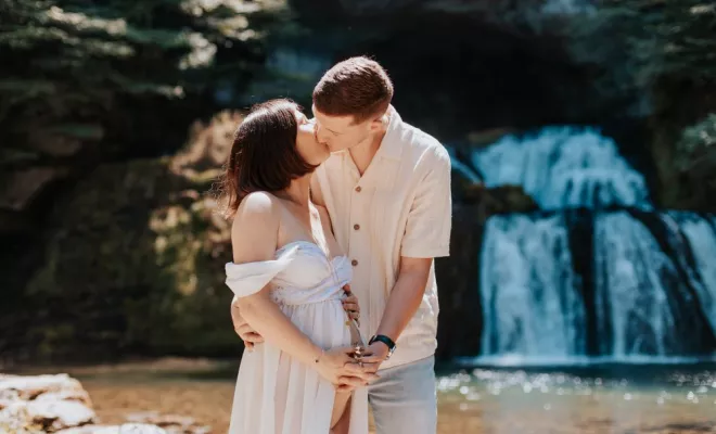 Photographe professionnelle shooting grossesse en pleine nature avec cascade en Franche-Comté, Besançon, TAILS PHOTOGRAPHIE