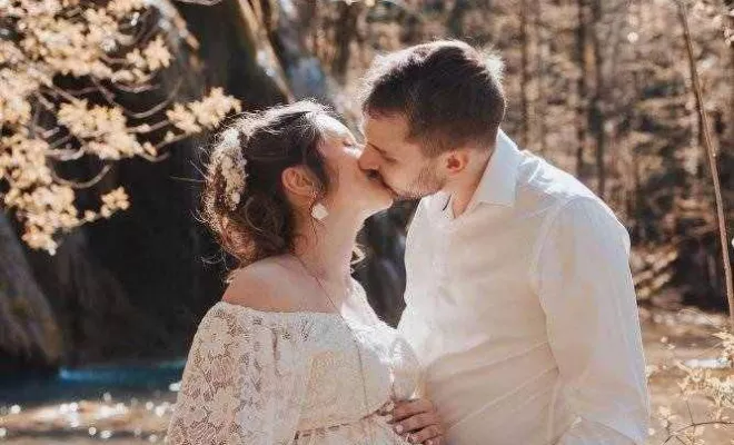 Photographe professionnelle shooting grossesse en pleine nature avec cascade en Franche-Comté, Besançon, TAILS PHOTOGRAPHIE