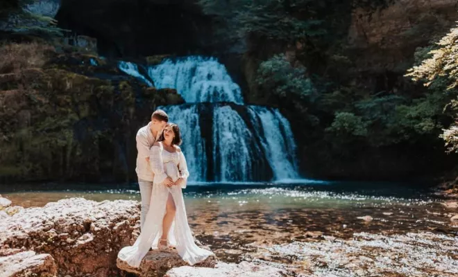 Photographe professionnelle shooting grossesse en pleine nature avec cascade en Franche-Comté, Besançon, TAILS PHOTOGRAPHIE