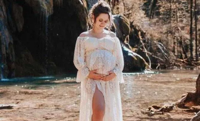 Photographe professionnelle shooting grossesse en pleine nature avec cascade en Franche-Comté, Besançon, TAILS PHOTOGRAPHIE