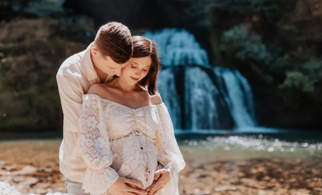 Photographe professionnelle shooting grossesse en pleine nature avec cascade en Franche-Comté, Besançon, TAILS PHOTOGRAPHIE