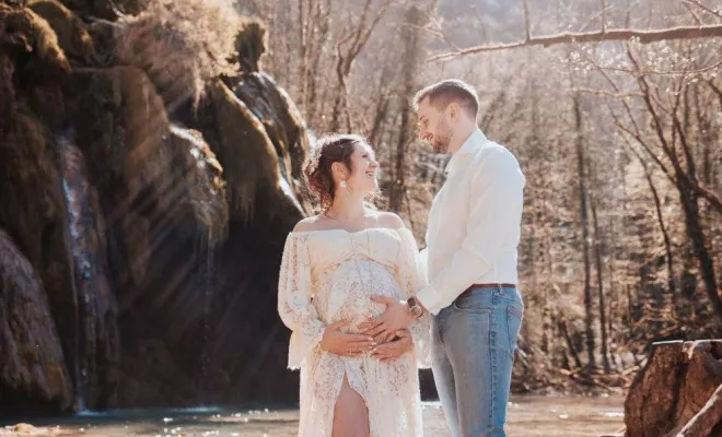 Photographe professionnelle shooting grossesse en pleine nature avec cascade en Franche-Comté, Besançon, TAILS PHOTOGRAPHIE