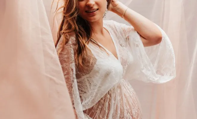 Photographe professionnelle shooting grossesse avec prêt de robes de grossesse en studio à Besançon, Besançon, TAILS PHOTOGRAPHIE