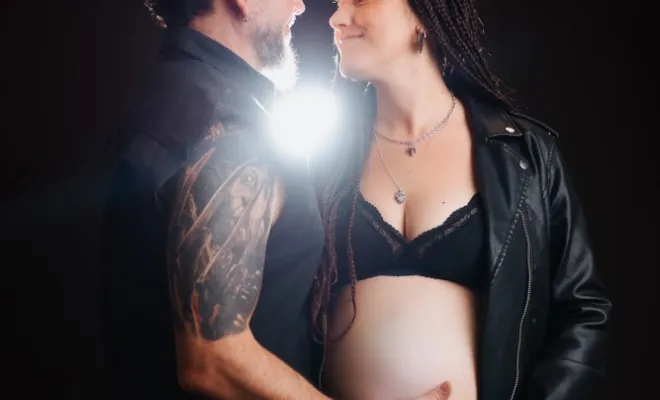 Photographe professionnelle shooting grossesse rock en studio à Besançon, Besançon, TAILS PHOTOGRAPHIE