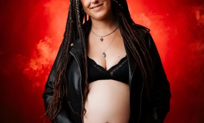 Photographe professionnelle shooting grossesse rock en studio à Besançon, Besançon, TAILS PHOTOGRAPHIE