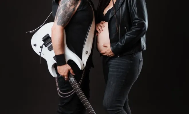 Photographe professionnelle shooting grossesse rock en studio à Besançon, Besançon, TAILS PHOTOGRAPHIE