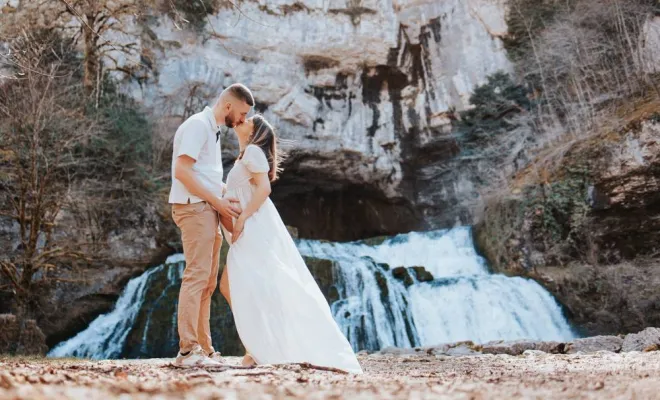 Photographe pour Shooting Grossesse Source du Lison en Franche-Comté, Besançon, TAILS PHOTOGRAPHIE