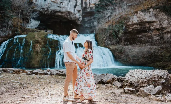 Photographe pour Shooting Grossesse Source du Lison en Franche-Comté, Besançon, TAILS PHOTOGRAPHIE