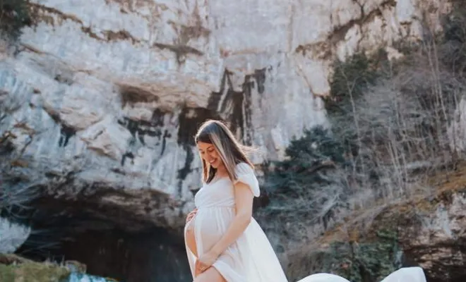 Photographe pour Shooting Grossesse Source du Lison en Franche-Comté, Besançon, TAILS PHOTOGRAPHIE