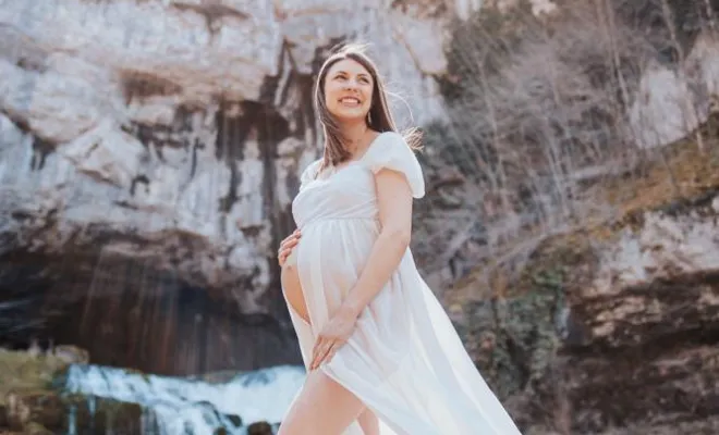 Photographe pour Shooting Grossesse Source du Lison en Franche-Comté, Besançon, TAILS PHOTOGRAPHIE