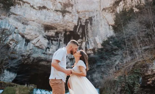 Photographe pour Shooting Grossesse Source du Lison en Franche-Comté, Besançon, TAILS PHOTOGRAPHIE