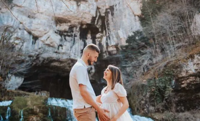 Photographe pour Shooting Grossesse Source du Lison en Franche-Comté, Besançon, TAILS PHOTOGRAPHIE