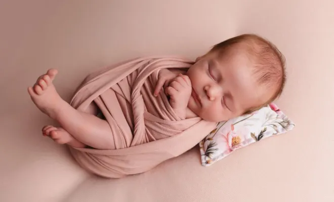 Photographe professionnelle shooting naissance avec emmaillotage à Besançon, Besançon, TAILS PHOTOGRAPHIE