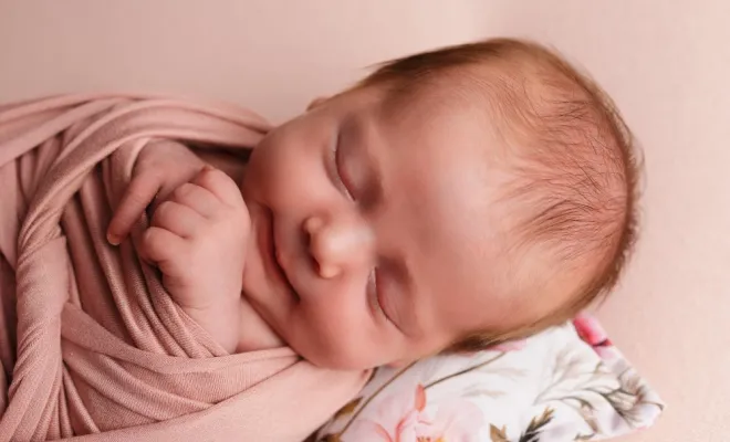 Photographe professionnelle shooting naissance avec emmaillotage à Besançon, Besançon, TAILS PHOTOGRAPHIE